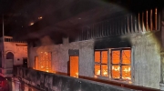 金边乌亚西市场附近民宅发生大火！