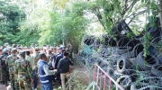 泰军试图在柬泰边境设障遭外国武官监视后撤离