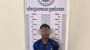 拿铁块砸汽车且对车主施暴，柬埔寨一男子落网！
