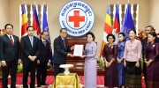 柬埔寨国母捐赠10万美元援助泰国边境流离失所的家庭