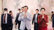柬埔寨朋友圈疯传“吃杨桃吗？” 洪森：竟是洪玛奈夫妇的甜蜜回忆！ ... ...