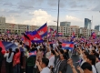 金边万名市民与青年高举国旗游行，高呼“柬埔寨热爱和平” ...