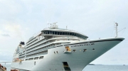 又一艘豪华邮轮停靠西港自治港！