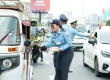 金边交警在1号公路沿线发宣传册 提醒市民遵守交通法规