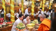 金边市长坤盛偕夫人赴兰卡寺祭祀
