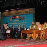 洪森：佛教具有道德教育价值 教义可通过英特网等方式宣扬