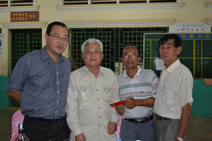 石峰赞助华明学校500美元