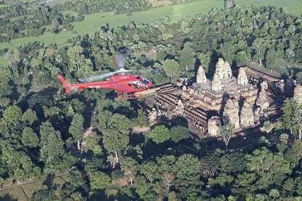 乘直升机从空中看吴哥窟全1景