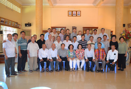 饯行宴会上，代表团成员（部分）和宗亲会领导合影