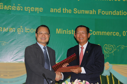 占比塞与蔡冠深签合作备忘录