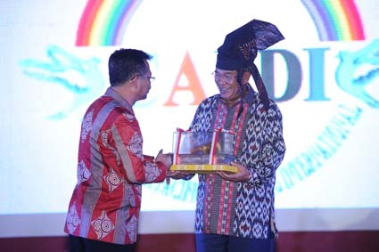 洪森接受荣誉公民证书