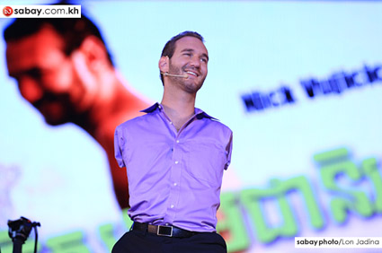 尼克•胡哲于26日在金边钻石铭岛歌剧院演讲