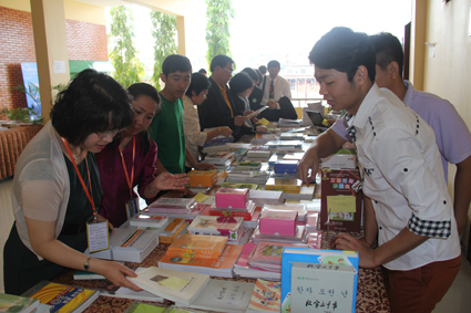 与会代表参观各国孔子学院的图书展示