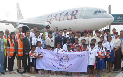 参观机场和客机的孤儿