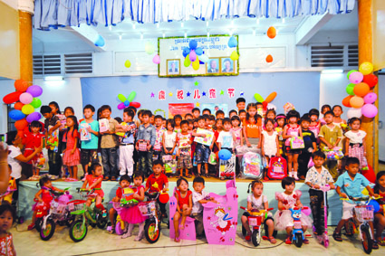 部分小朋友台上合影