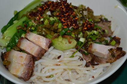 这碗干涝桂林米粉不但色香而且味美，让人筷子未动心先动。