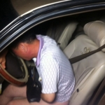 中国籍男子酒后裸驾肇事被捕