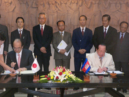日本援助签字仪式1