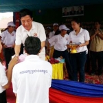 茶胶602名青年加入人民党