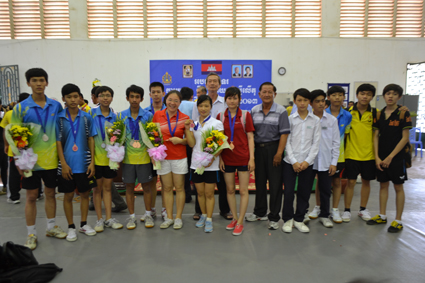 参赛球手获奖后同老师合影