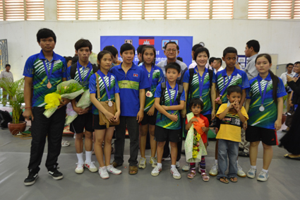 林玉琼老师带领的两个球队分别获得亚、季军