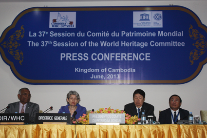 伊琳娜•博科娃（左二）和宋安副总理（右二）主持新闻发布会现场