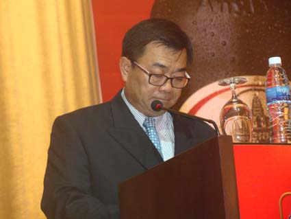 柬埔寨酿酒厂执行总裁Saysana Phommasy发表讲话