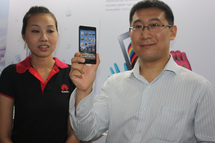 刘子阳展示全球最薄华为P6智能手机