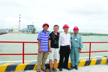 刘志刚先生和到访记者合影