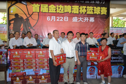 金边啤酒厂向林养能主任、黄林强教练赠送金边啤酒 (2)
