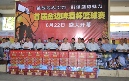 众嘉宾在主席台上观看比赛