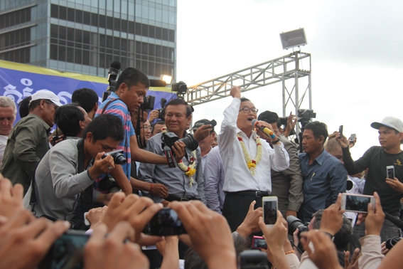 沈良西在民主自由广场谢票  称从美国回来将举行示威活动