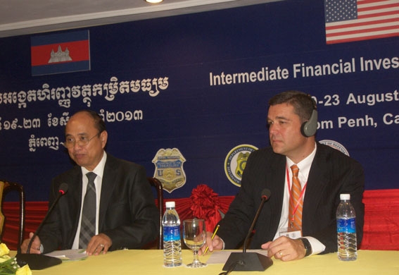 柬美联合举行财经侦察培训