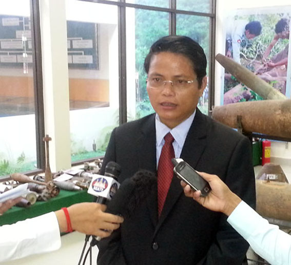 柬埔寨排雷行动中心主任兴拉达那受访A1