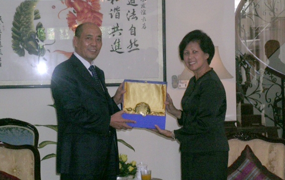 奉党主席阿伦列斯梅会见中国客人