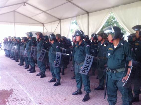 打击犯罪活动 维护社会治安  隆边区120名防暴警集中训练