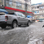 雨季道路积水严重 垃圾切勿随意堆放