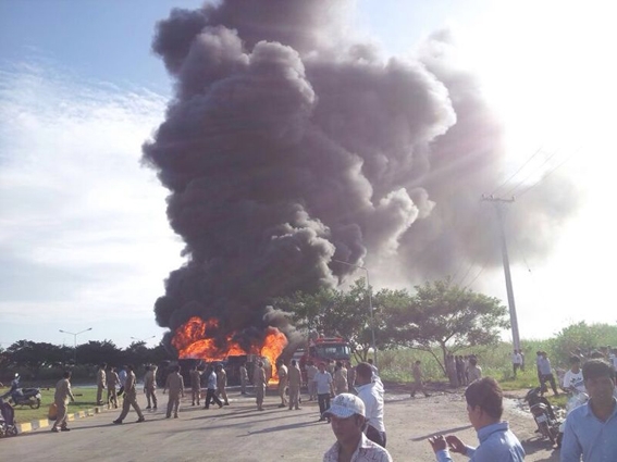 油罐车转弯失衡致翻车引发大火  司机当场焚尸现场9消防车2小时灭火
