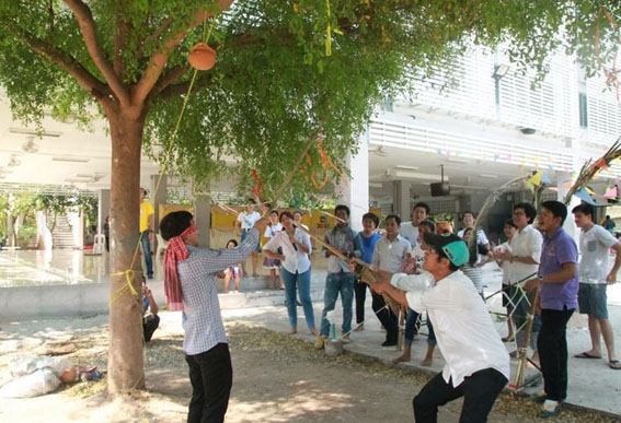 我国留学生在泰国举行庆祝柬新年活动
