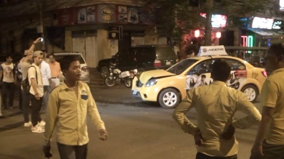 两辆汽车相撞交叉路口  幸无人员伤亡