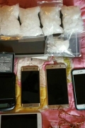 客栈扫毒 警方缴获6大包毒品