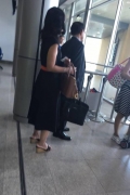 回避“婚外情”丑闻 金速卡携家人赴泰