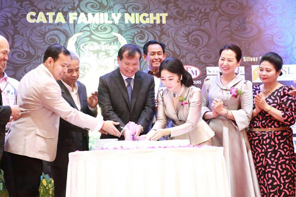 旅游部长唐坤出席柬埔寨旅行社协会周年晚宴及颁奖予杰出旅行社。