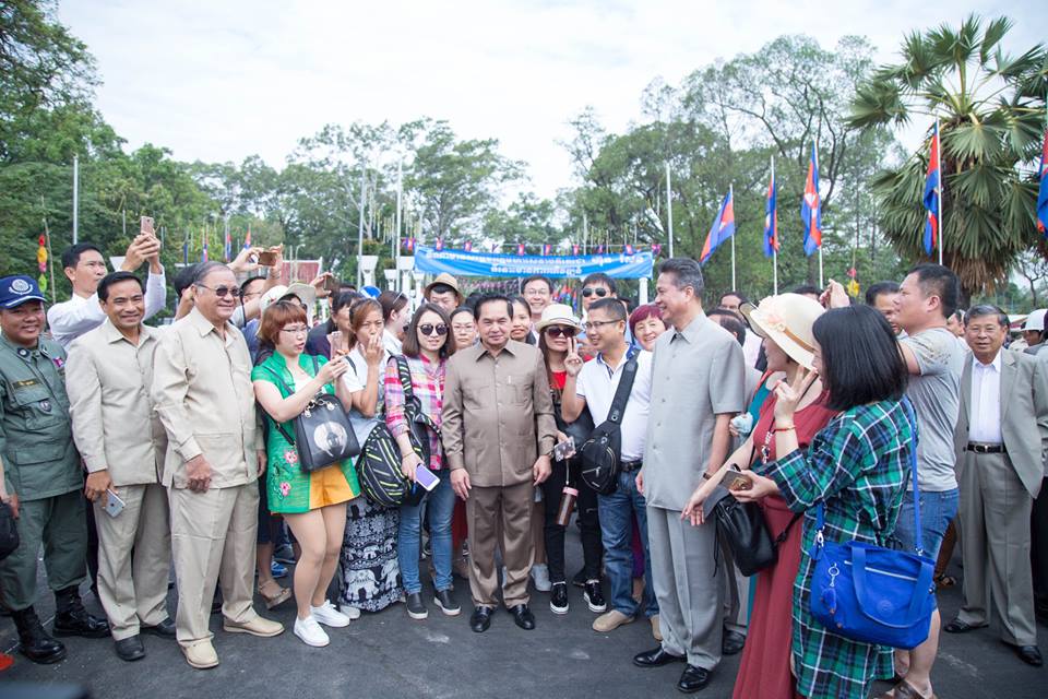 公共工程和运输部长孙占托，暹粒省长肯文松主与国内外游客合影留念。