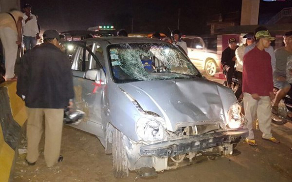 民众破坏肇祸汽车。