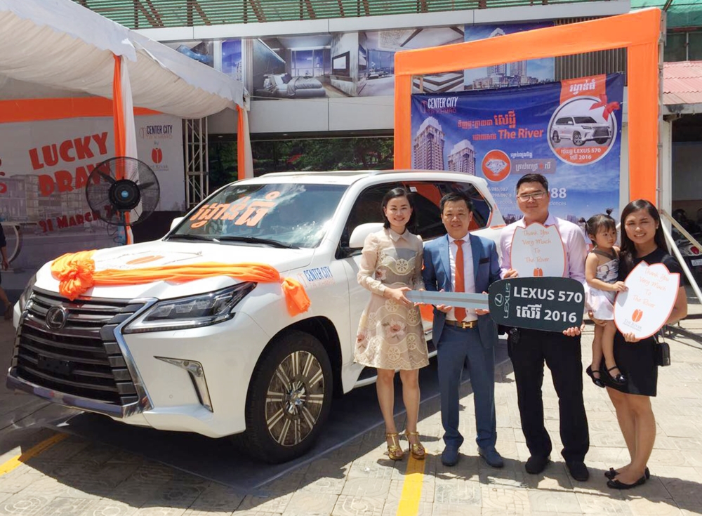 “大金欧城市中心”开发商代表颁奖予抽中雷克萨斯570新款豪车的客户。