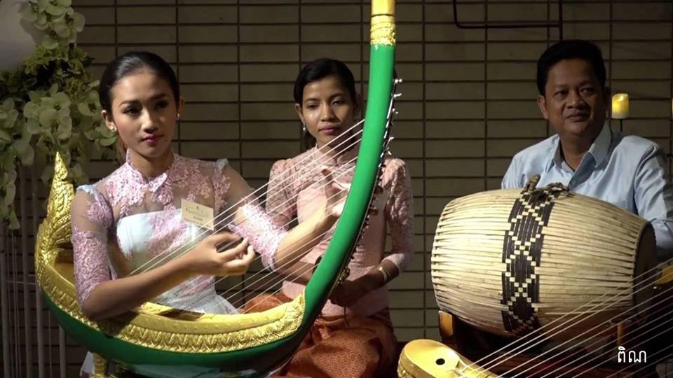 高棉传统竖琴。
