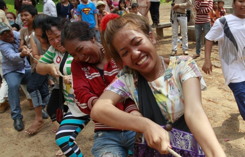 民众趁新年玩传统游戏，如“丢安昆”、“拔河”、“老鹰捉小鸡”、“藏手巾”等。 （档案照）