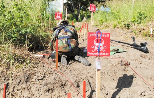 排雷人员冒着生命危险来工作。 （档案照）