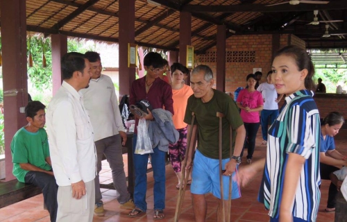 法国志愿医生在暹粒省伦达艾自然村举行义诊活动。